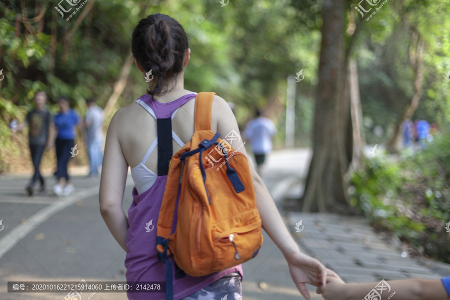 漂亮女人牵手户外运动