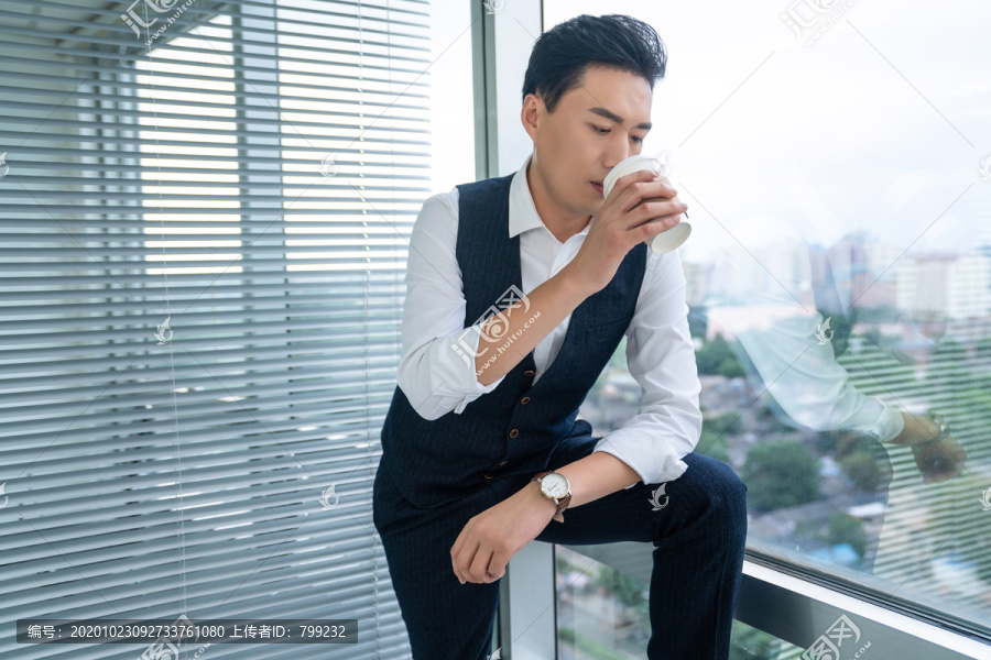 年轻商务男士喝咖啡