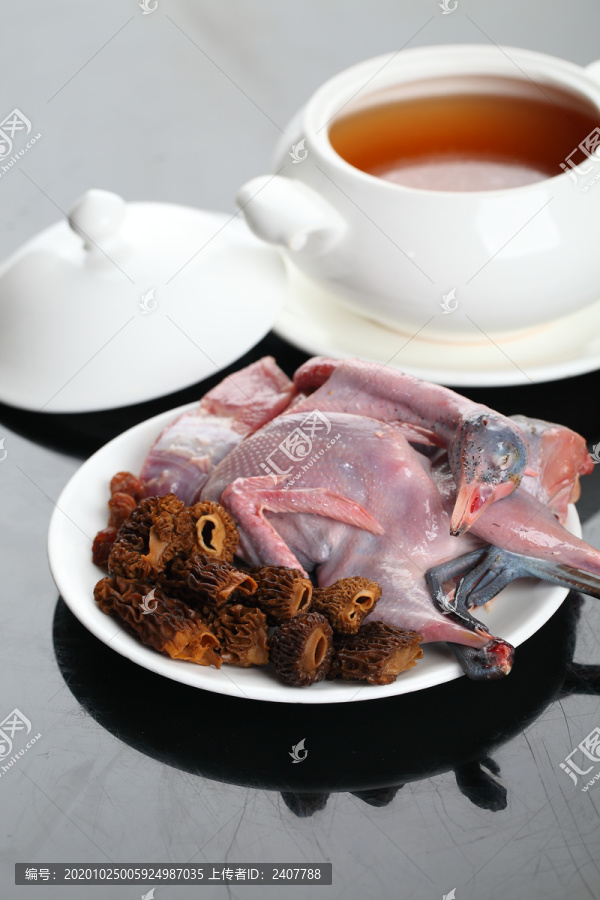 羊肚菌炖水鸡汤