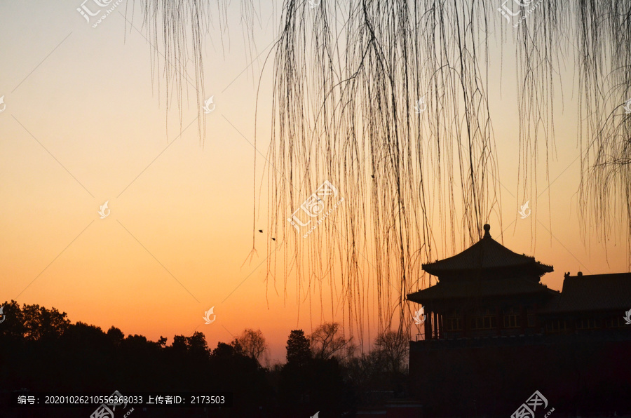 夕阳下的午门雁翅楼