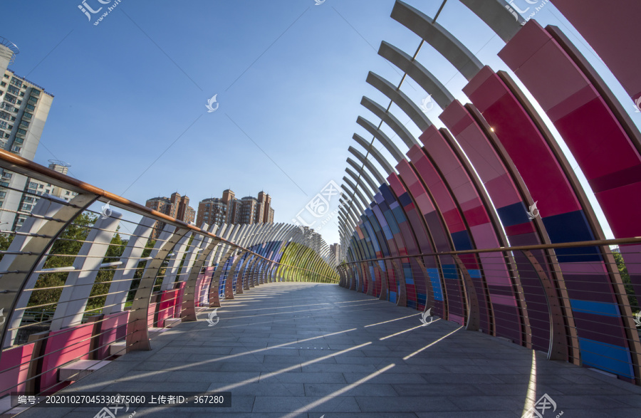 城市人行天桥的彩色装饰挡板