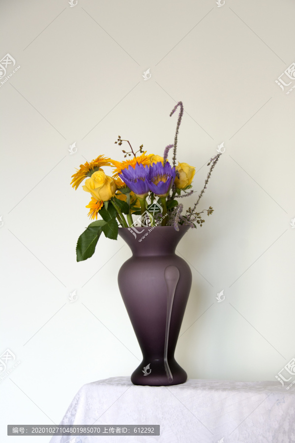 插瓶与鲜花