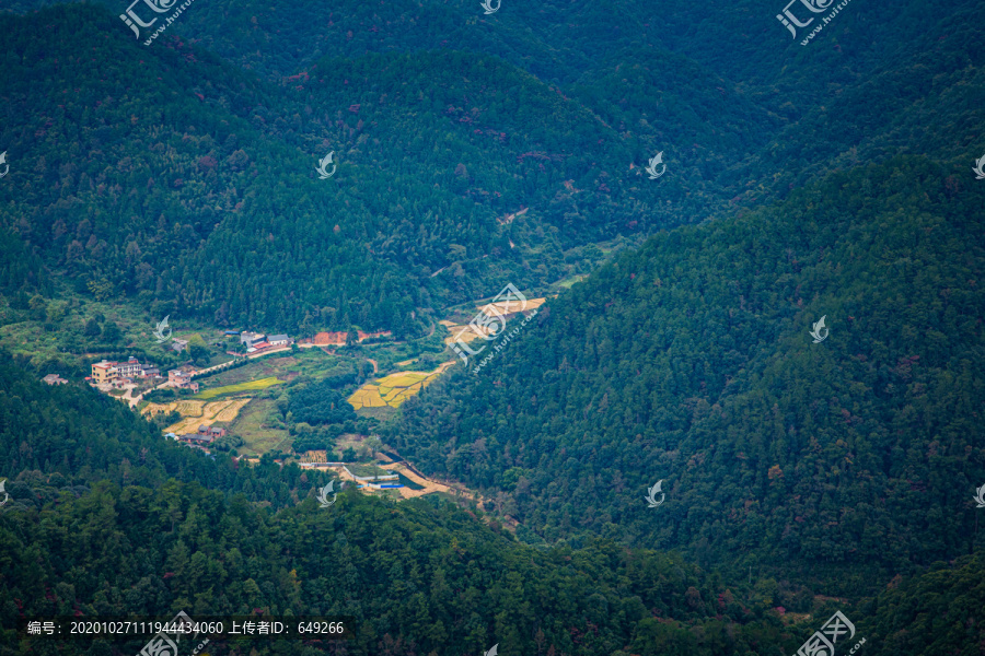 山坳里的月亮湾