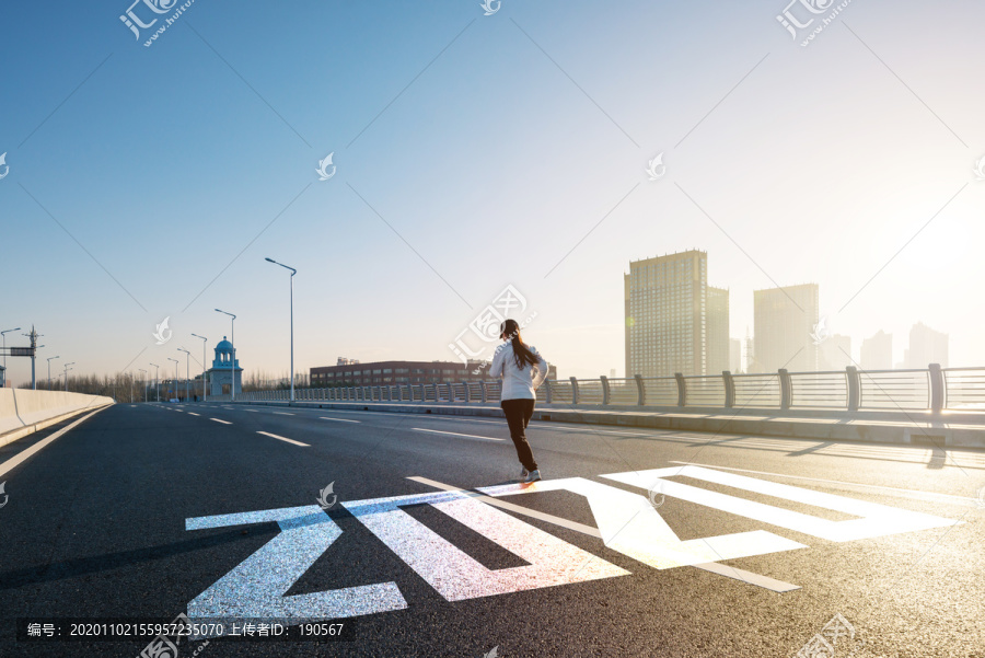 一名在沥青路面上奔跑着的亚洲女