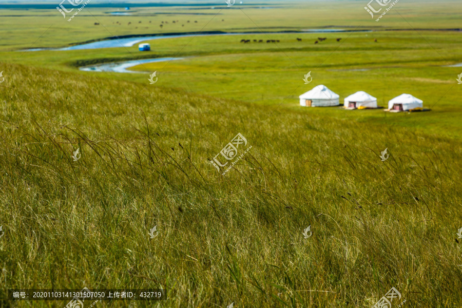 秋季草原蒙古包河流