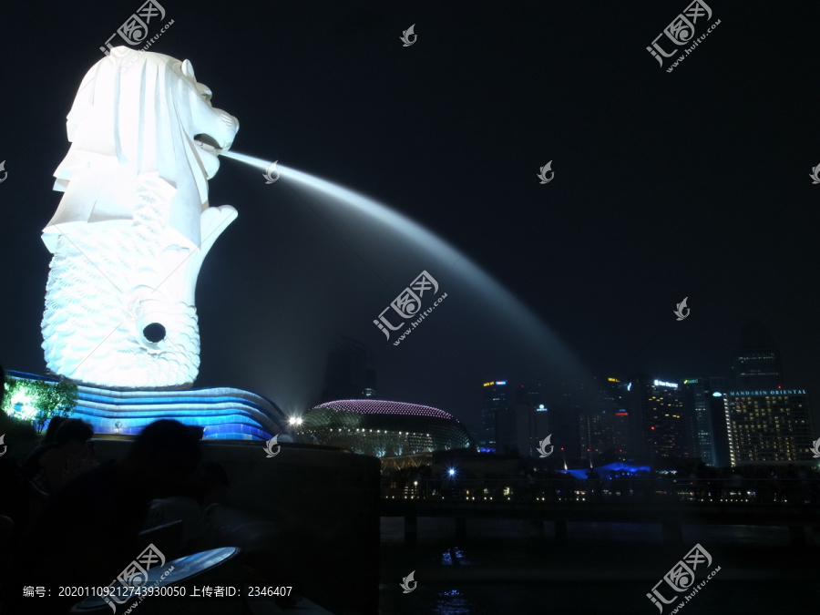 夜景下的噴泉