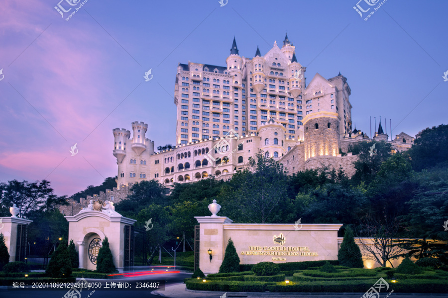 夜色中的建筑物燈光秀