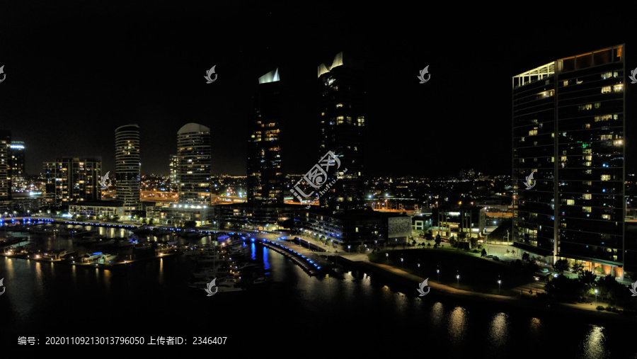 沿河城市夜景