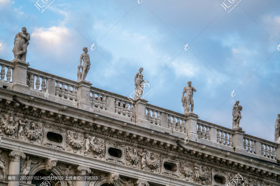 意大利威尼斯城市街头建筑雕像