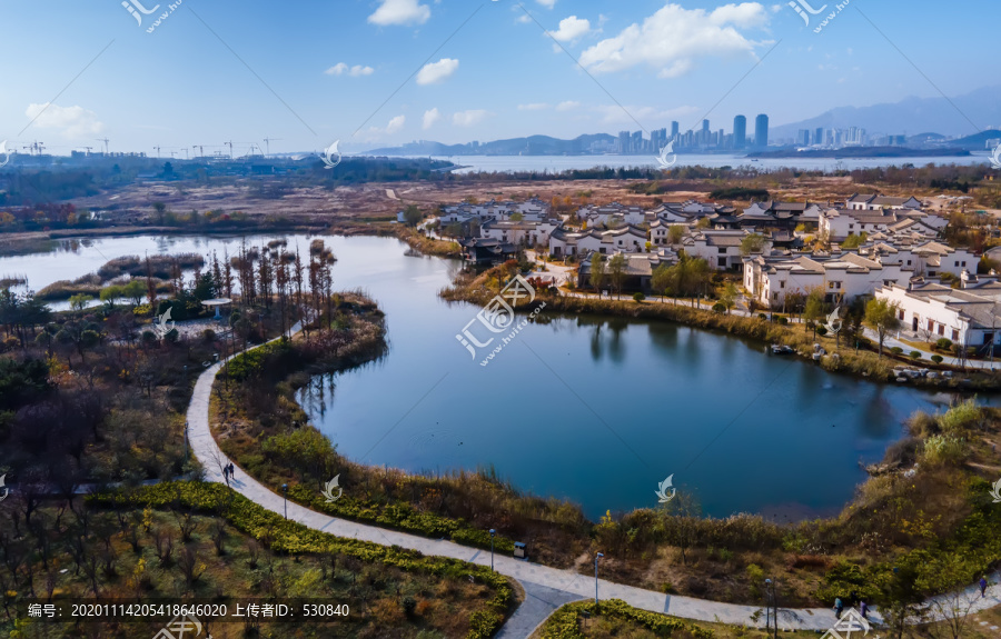 航拍中国青岛美丽的乡村古镇秋景