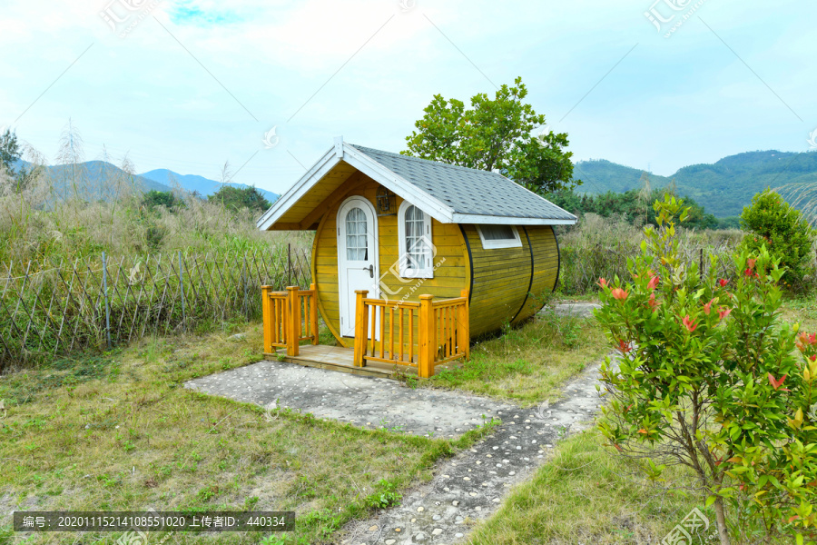 湖边草丛中的可爱小木屋