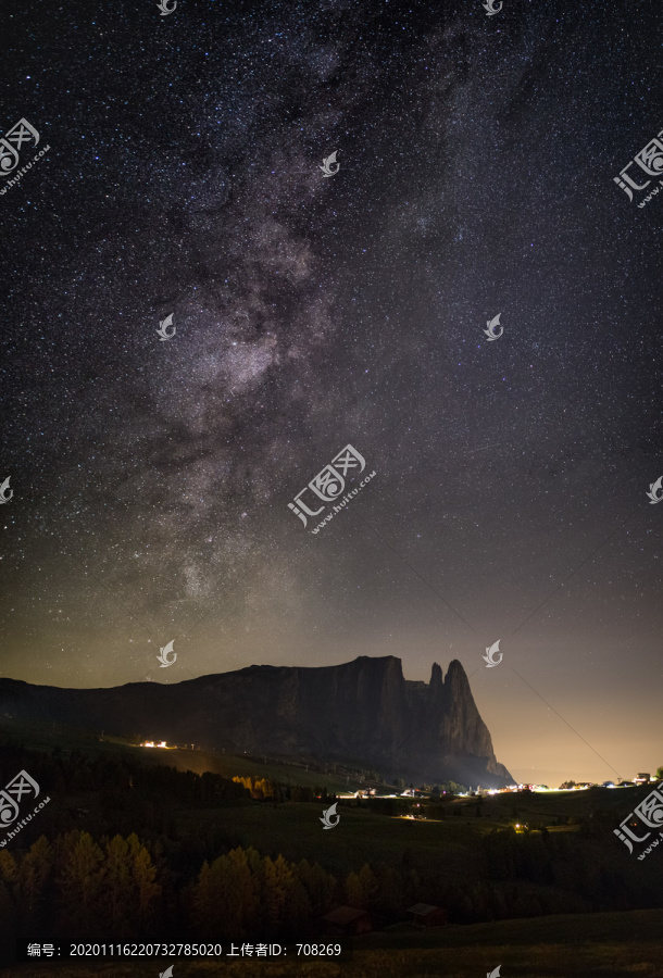 意大利多洛米蒂山区夜晚的星空