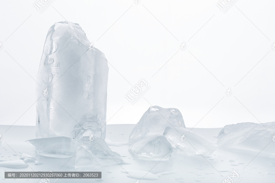 白背景上的冰块冷冻冰爽创意图片