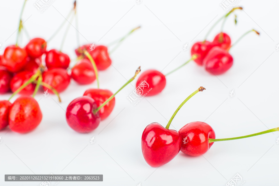 白背景上的紅色櫻桃健康水果創(chuàng)意
