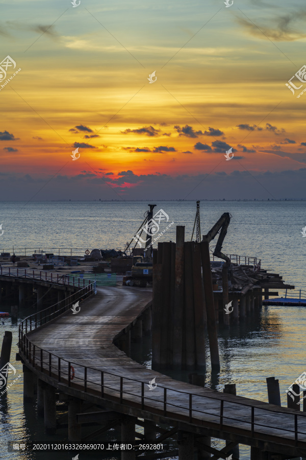 海上桥梁黄昏海景