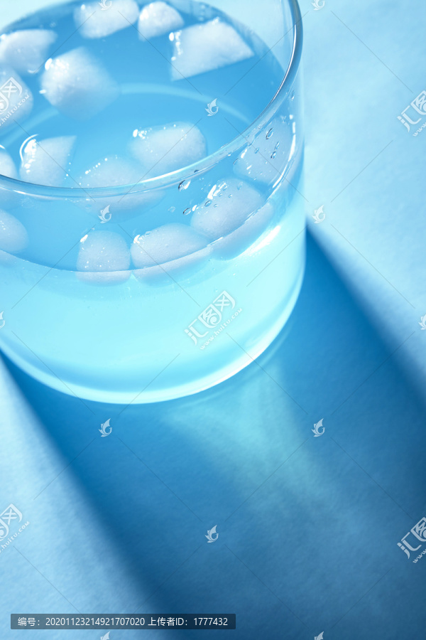 有冰块的蓝色饮料
