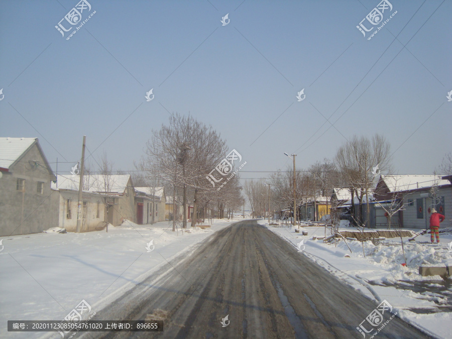 下雪后的村庄公路