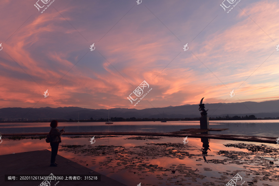 西昌邛海月亮女神彩霞