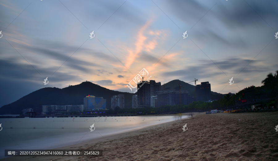 夕阳西下的海滩慢门