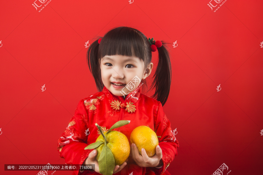 女孩开心拿着橘子迎接春节