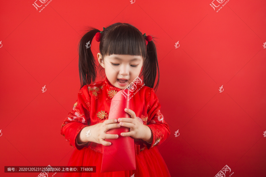 女孩开心拿着红包迎接春节