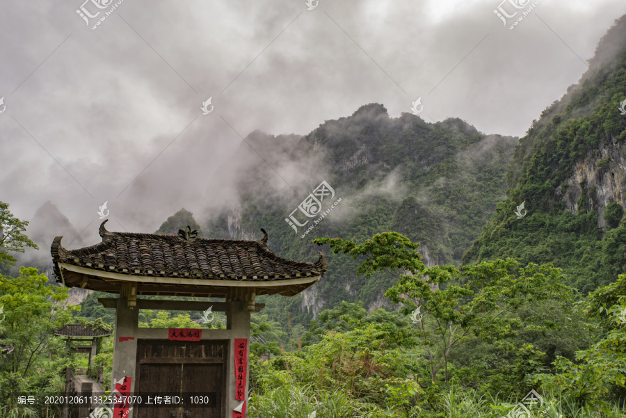 青山烟雨云雾缭绕