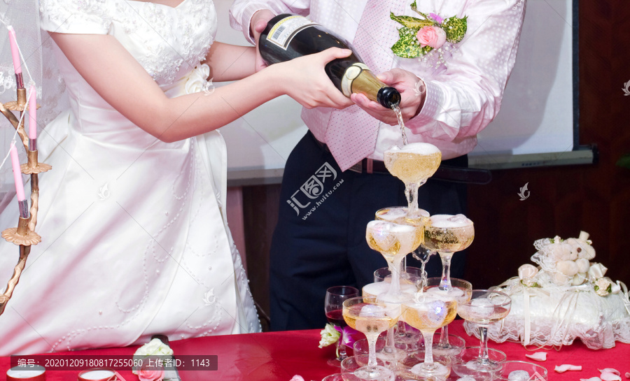 婚礼倒香槟