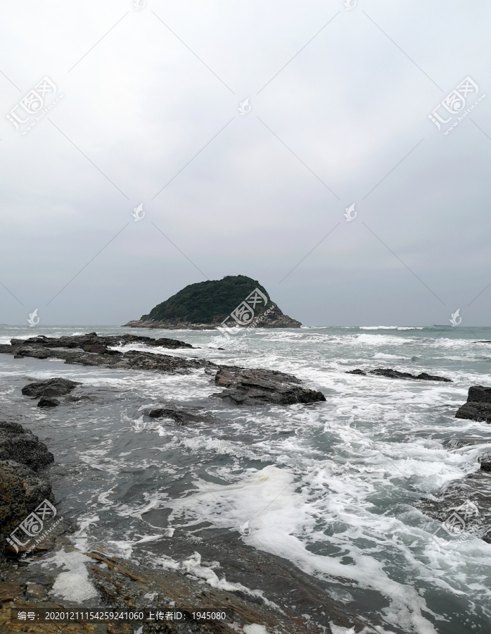 海水礁石海浪