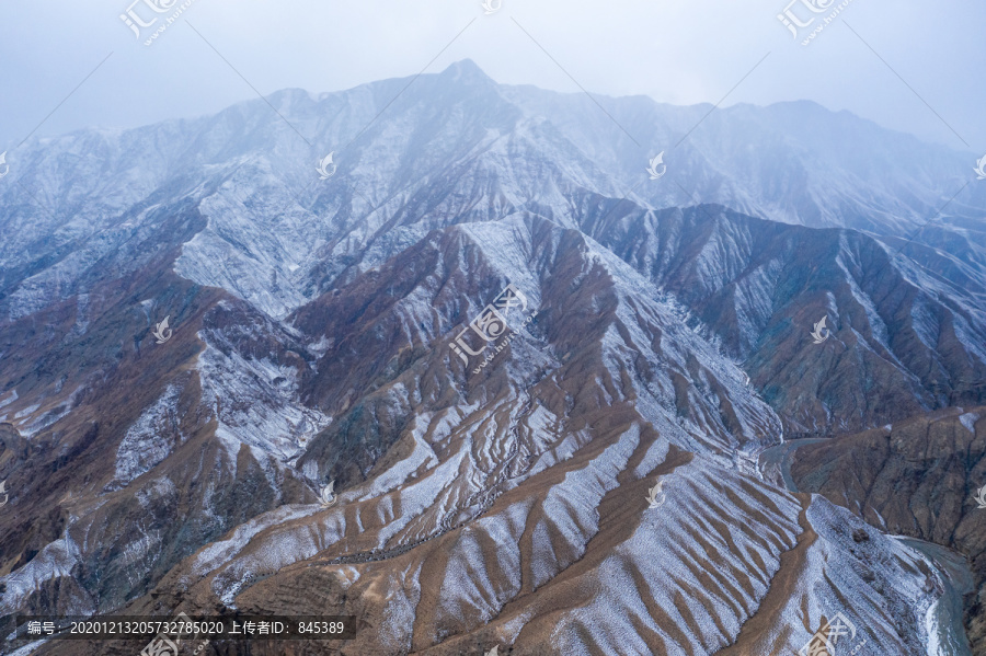 航拍雪天山峰