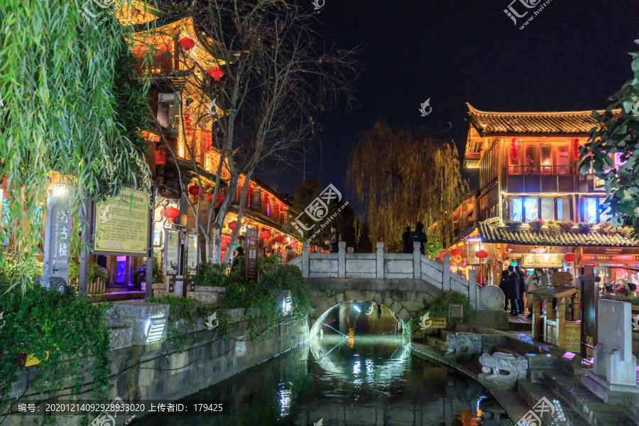 丽江古城四方街玉河小桥流水夜景