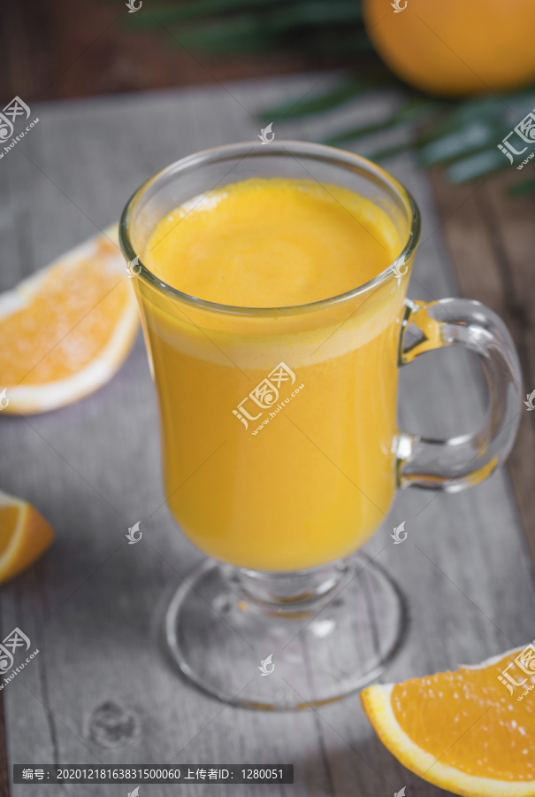 鲜榨果汁橙汁饮品