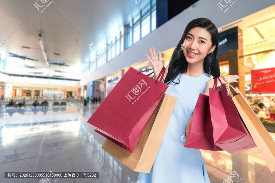 漂亮的年轻女人购物