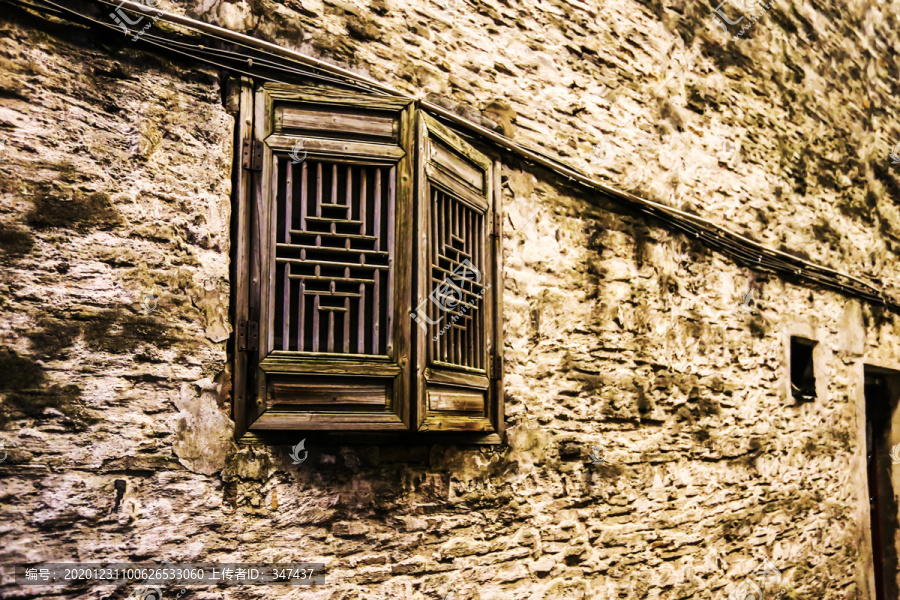 中式木窗老墙