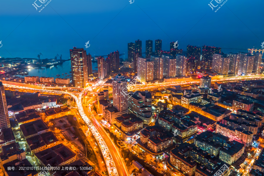 空中鸟瞰青岛城市景观夜景