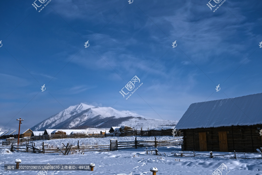 禾木小木屋与雪山