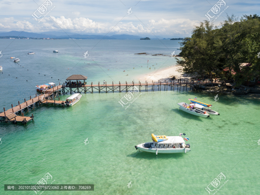 航拍热带海岛大海与游艇