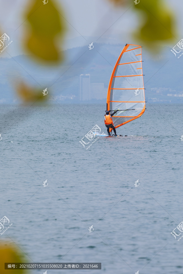 云南澄江抚仙湖水上运动风光