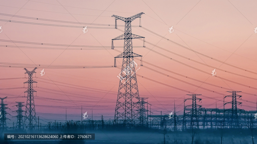 夕陽下的輸電塔