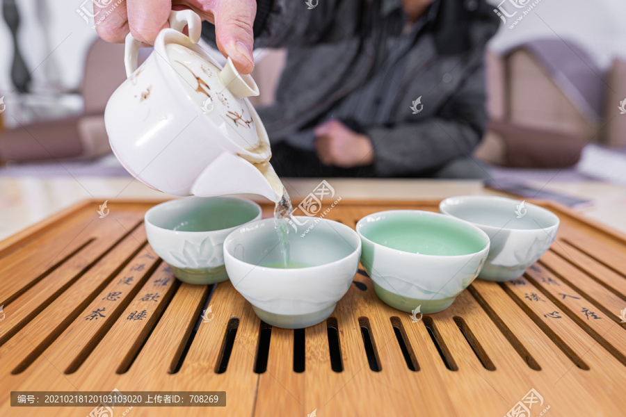 一个人正在倒茶