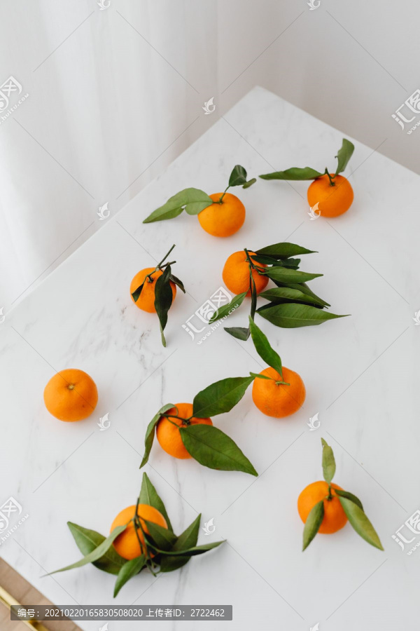 白色桌面上的橘子