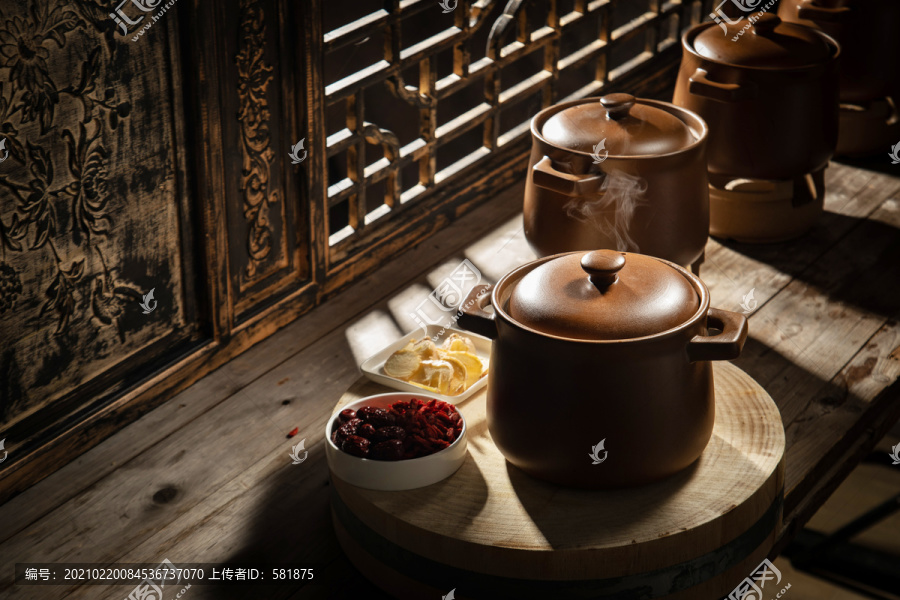 農(nóng)家灶臺砂鍋雞湯
