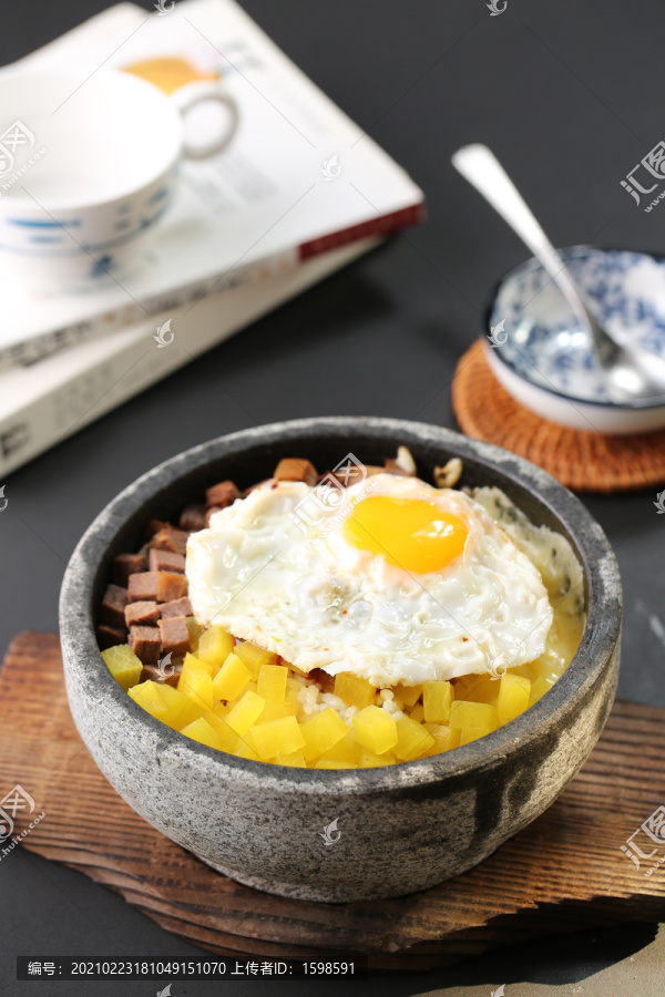 石锅牛肉菠萝饭