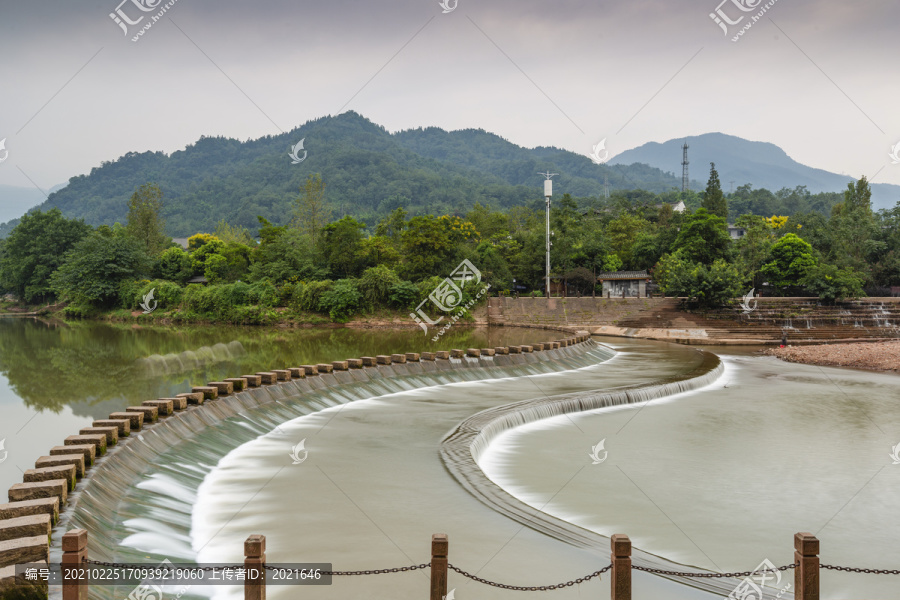 柳江古镇杨村河蜿蜒的重力坝