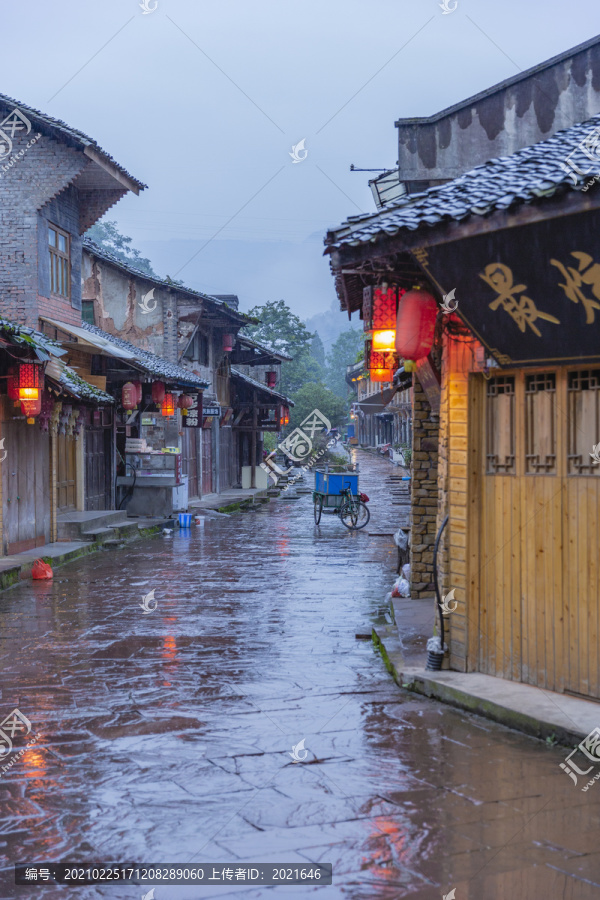 柳江古镇古街雨后的石板路