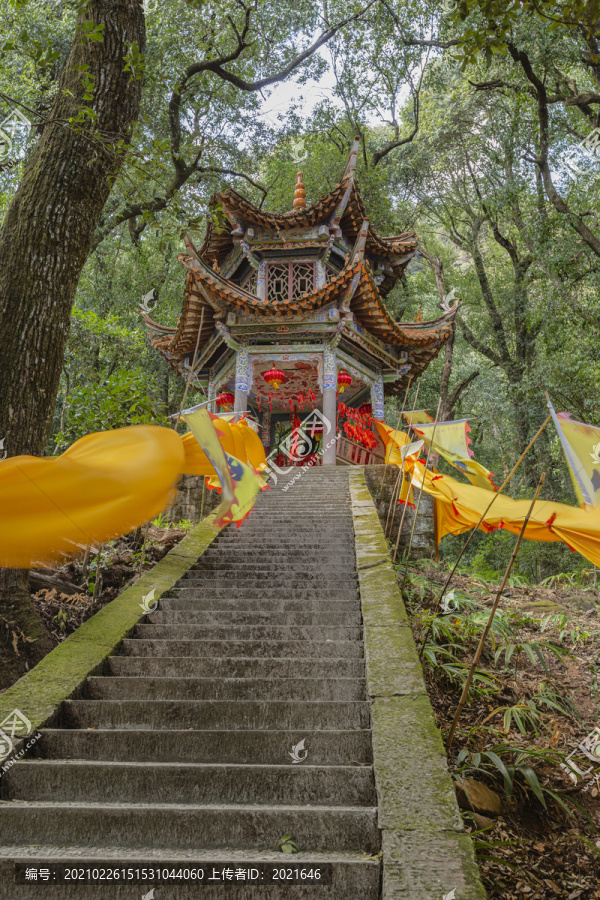 武定狮子山风景区森林中的祈福亭