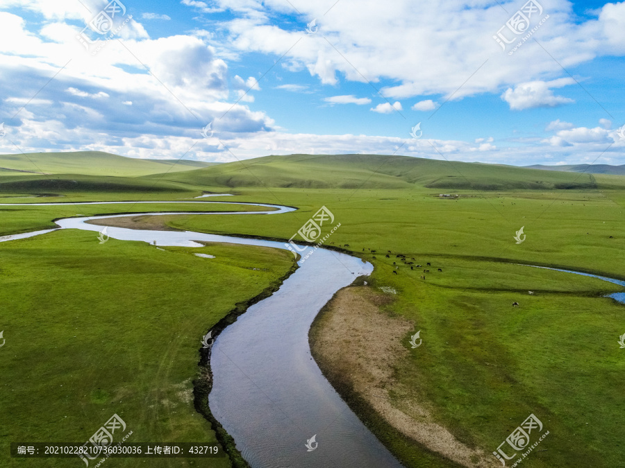 无人机航拍夏季草原河流牧场