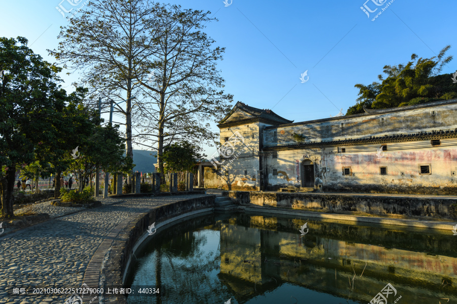 黄昏下的客家四阁楼围屋一角