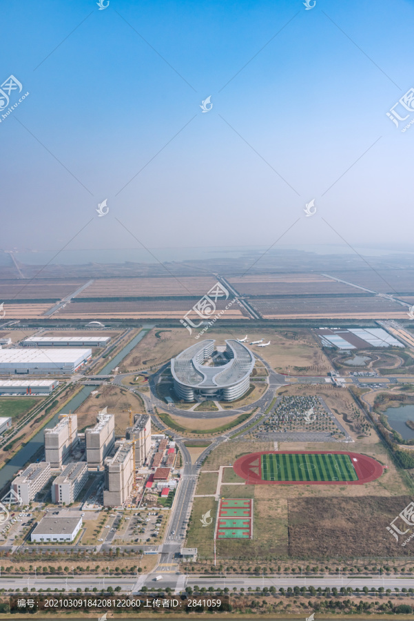 航拍中国上海浦东新区的工业区