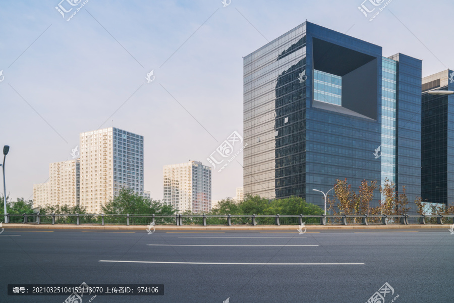 北京建国门大街的建筑和柏油马路