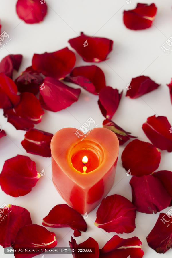 红心蜡烛与玫瑰花瓣